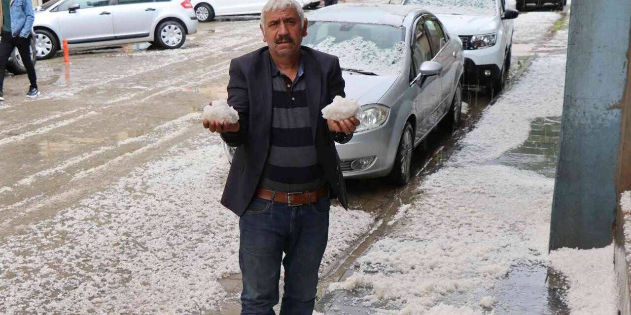 Dolu yağışı ilçe merkezini beyaza bürüdü