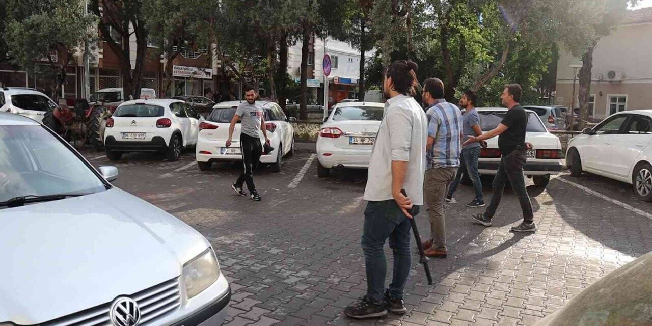 Ekmek bıçaklı şahıs etrafa korku saldı