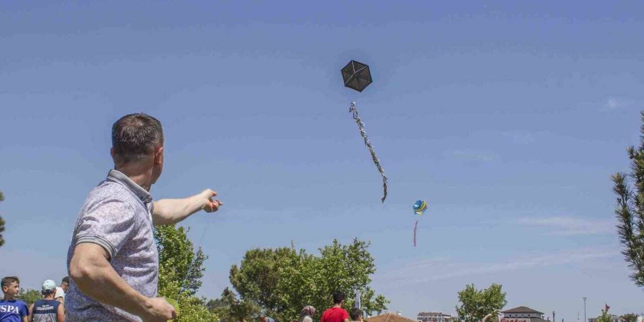 Karacabey Uçurtma Şenliğine rekor katılım