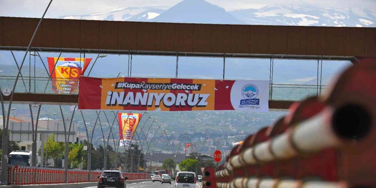 Kayseri’de final maçı için pankartlar asıldı