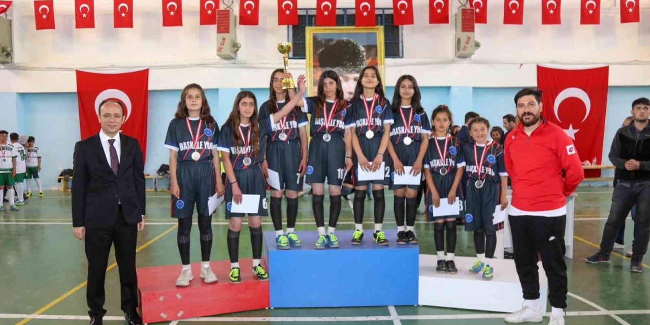 Başkale’de ‘Ortaokullar Arası Futsal Turnuvası’ tamamlandı