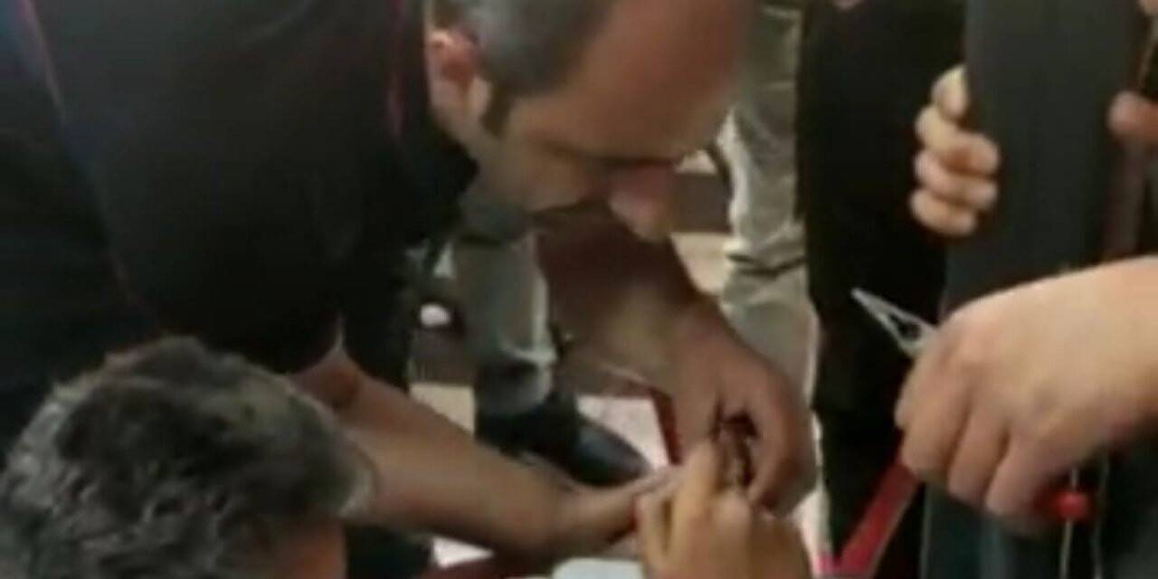 Parmağı masanın demirine sıkışan öğrenciyi itfaiye ekipleri kurtardı
