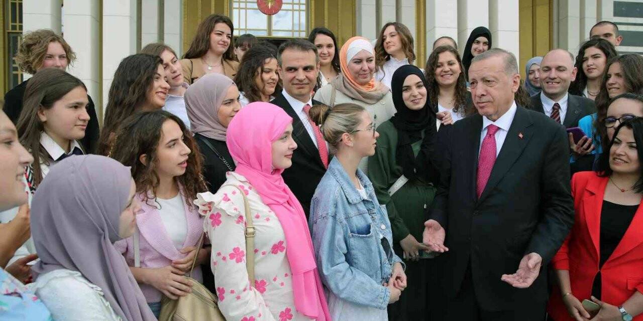 Cumhurbaşkanı Erdoğan, Sırbistan Novi Pazar Türk Kültür Merkezi öğrencilerini kabul etti