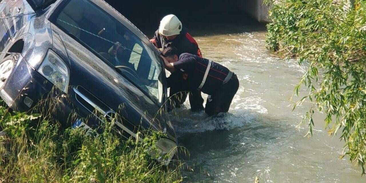 Sulama kanalına devrilen aracın sürücüsü yaralandı