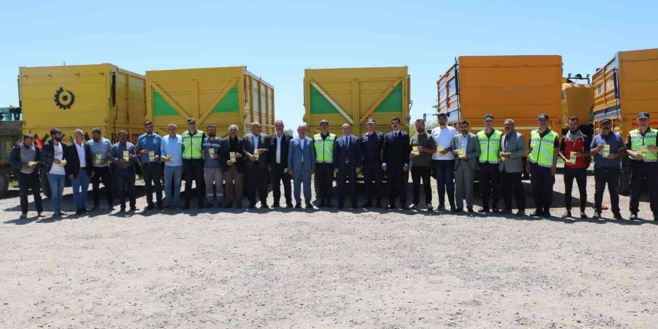 Diyarbakır’da traktör ve biçerdöver römorklarına reflektör takıldı