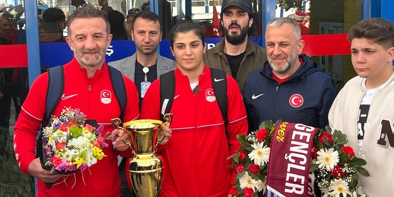 Dünya şampiyonu Busenaz Sürmeneli Trabzon’da mehteranla karşılandı