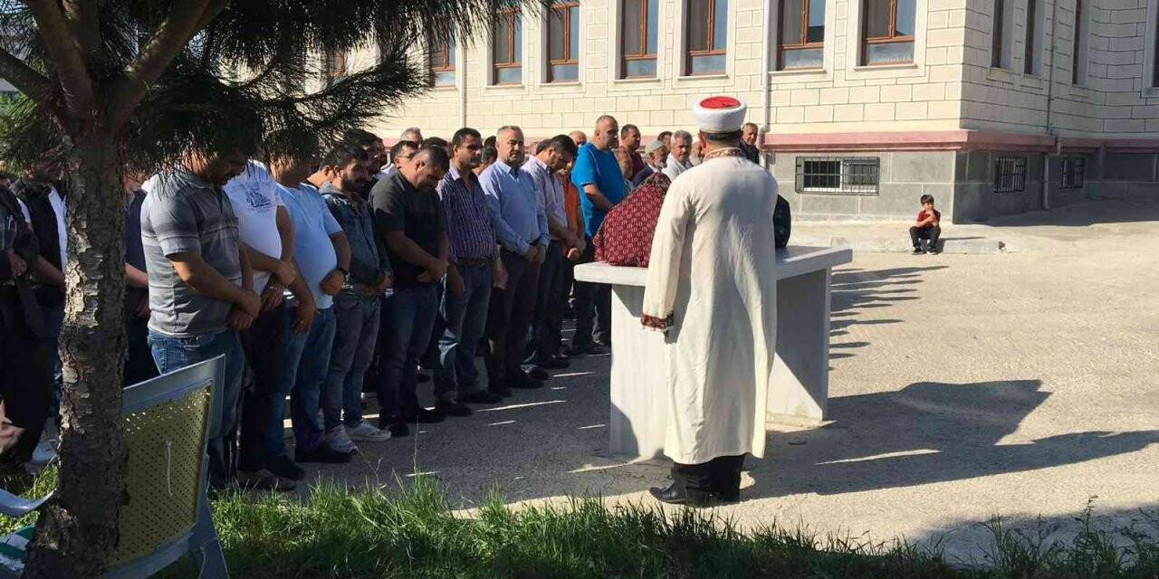 Annesinin öldürdüğü minik Ela’ya acı veda