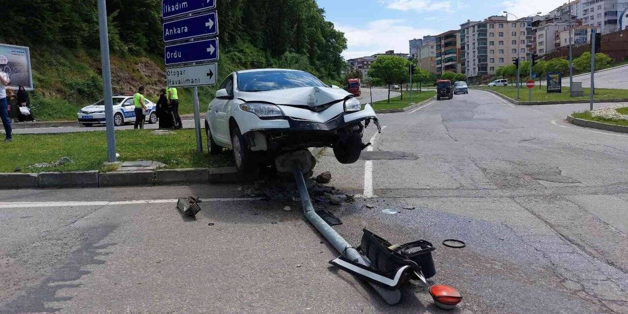 Samsun’da trafik lambasına çarpan otomobil hurdaya döndü