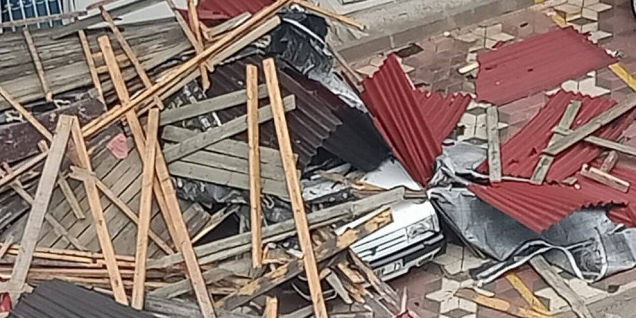 Ankara’da fırtınada uçan çatı araçların üzerine düştü