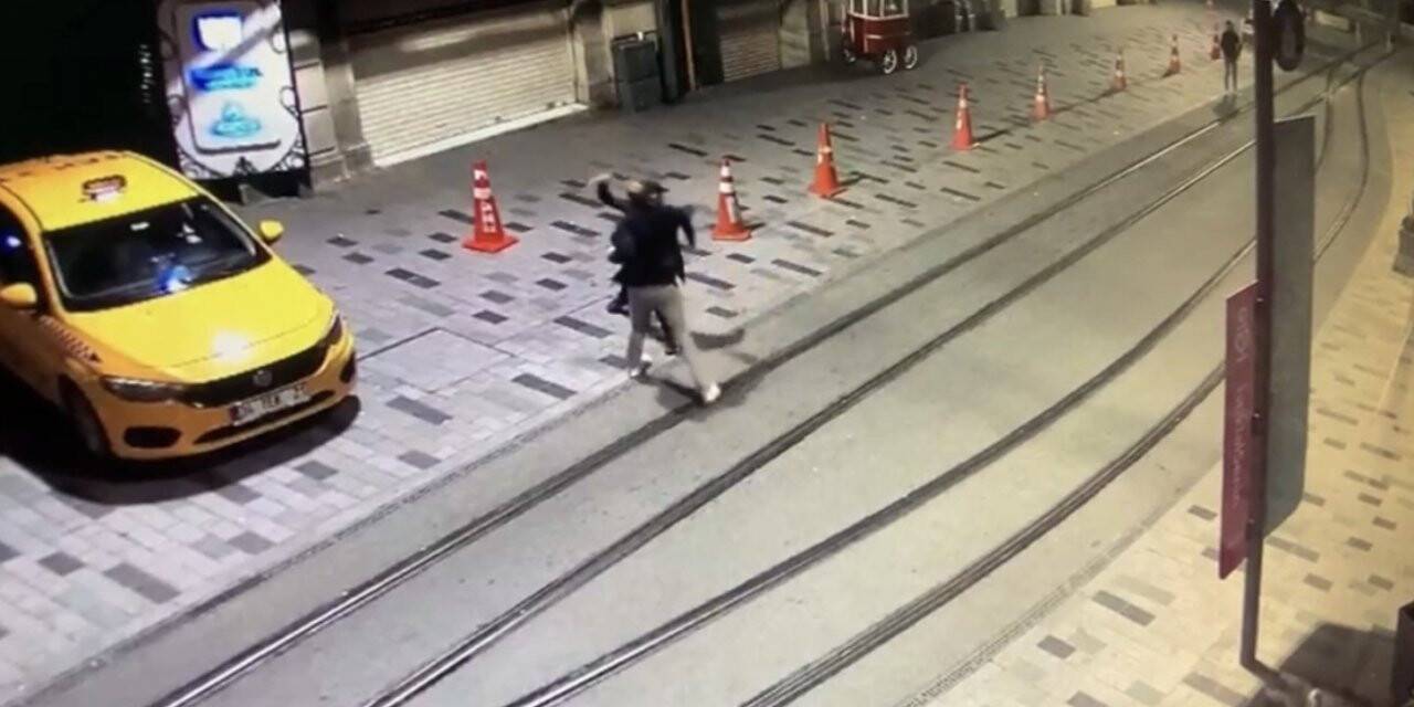 Taksim’de dehşet anları kamerada: İngiliz turisti bıçaklayıp gasp ettiler