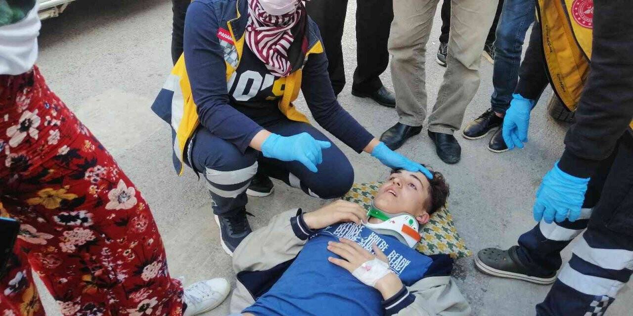 Moto kuryenin çarptığı epilepsi hastası yaya atak geçirdi, vatandaşlar panik oldu