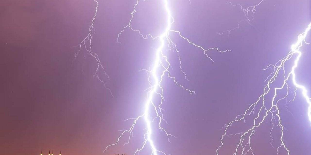 Kahramanmaraş’ta çakan şimşekler geceyi gündüze çevirdi