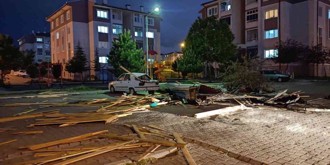 Rüzgarda uçan çatı kağıt gibi katlandı: 1 yaralı