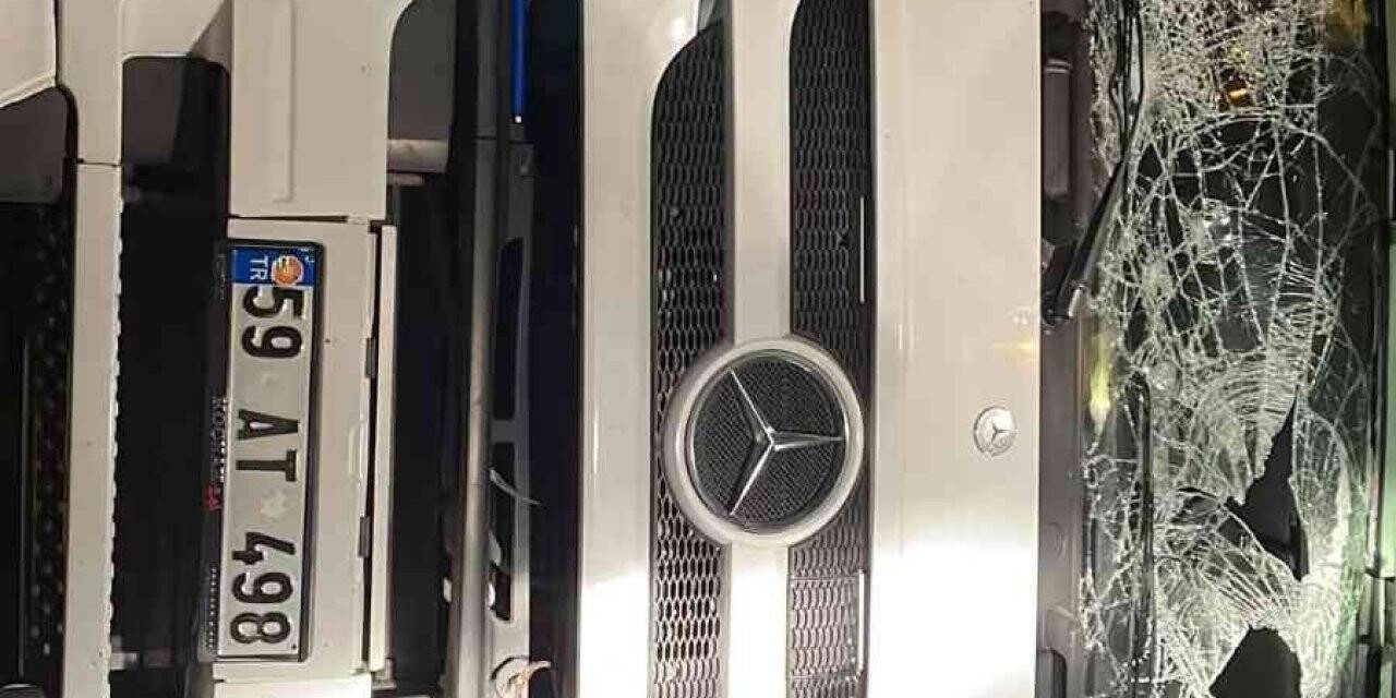 Bakırköy’de üst geçide çarpan tır yola devrildi: 1 yaralı