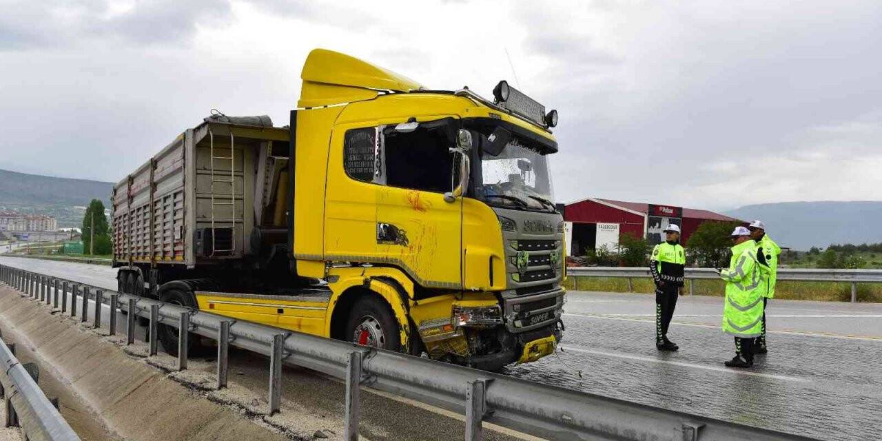 D100’deki kazada tır şoförü camdan atladı