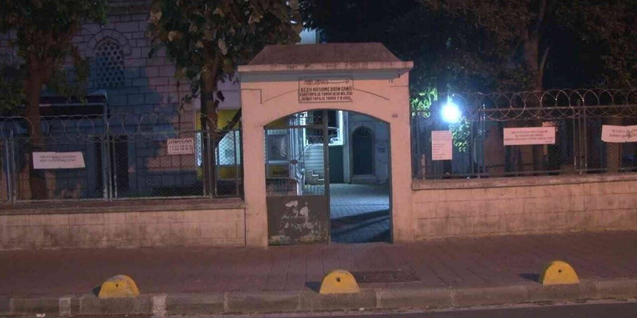 Fatih’te tarihi caminin korkuluklarında asılı Hadis-i Şeriflere saldırı