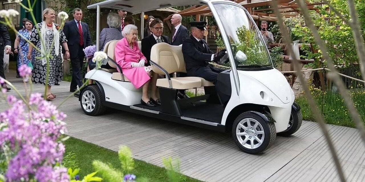 İngiltere Kraliçesi II. Elizabeth Londra’daki çiçek fuarında kameraların karşısına çıktı