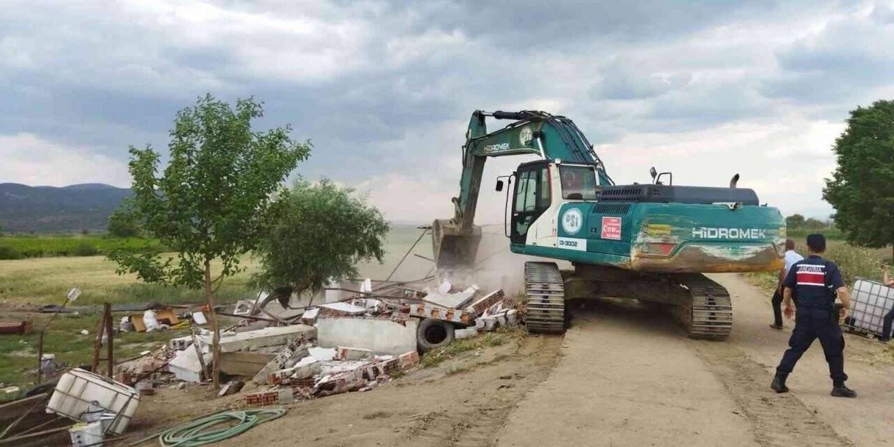 Marmara Gölü havzasındaki kaçak yapılar yıkılıyor