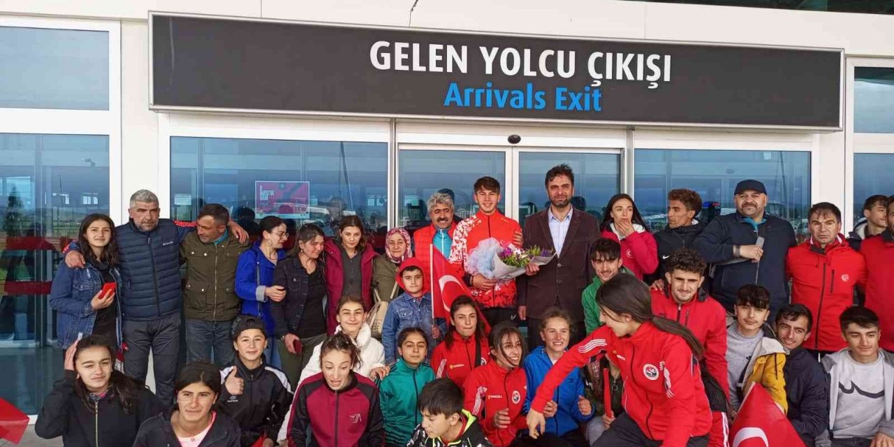 Milli atlet Kars’ta çiçeklerle karşılandı