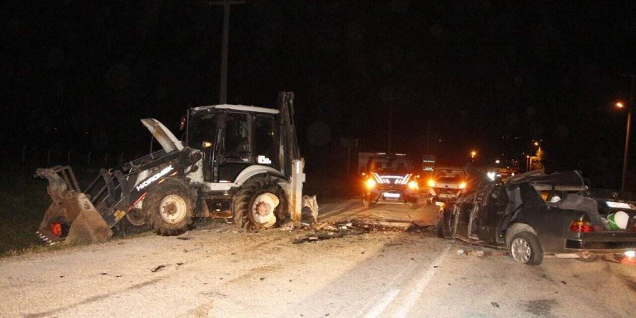 Otomobil iş makinesine çarptı: 1 ölü, 1 yaralı