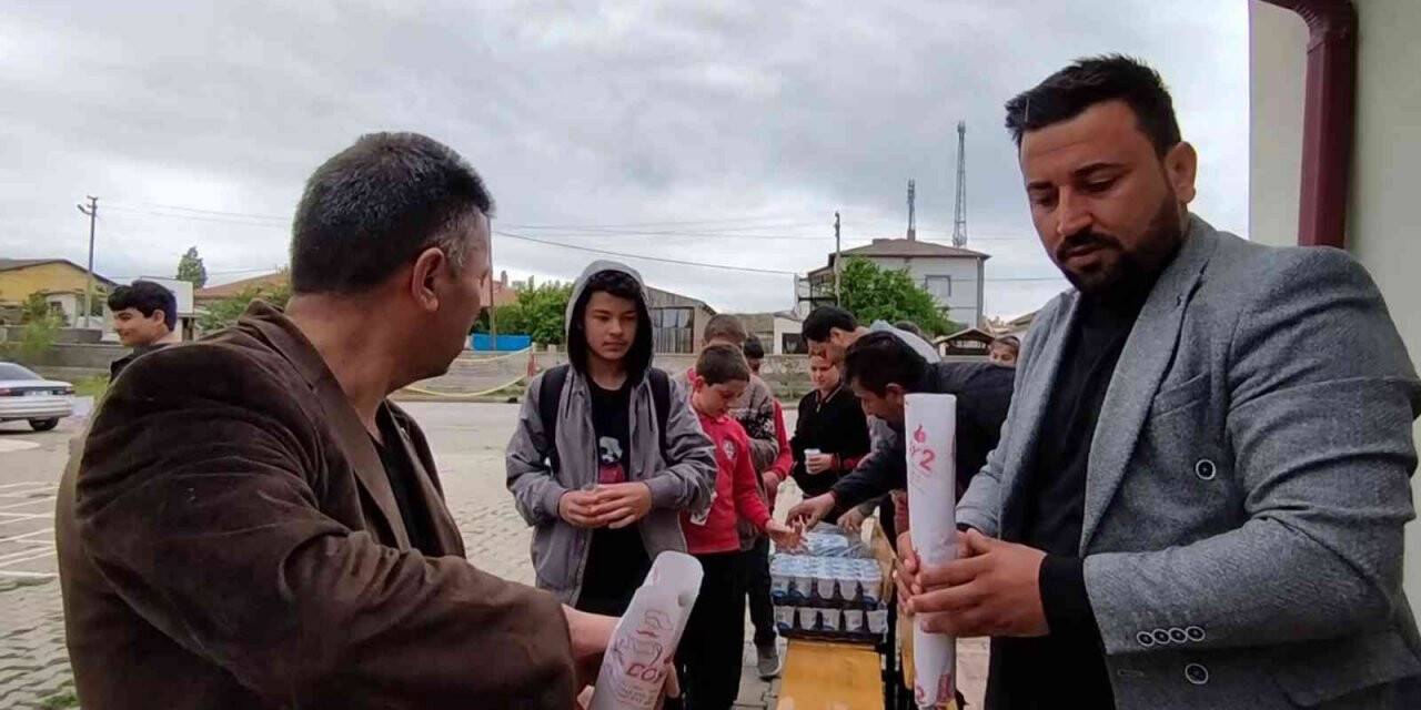 İsmini açıklamadı, tüm okula döner ikram etti