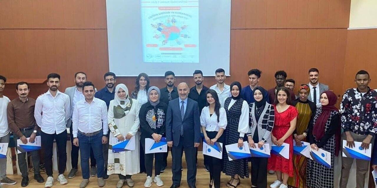 Üniversitede şiir dinletisi