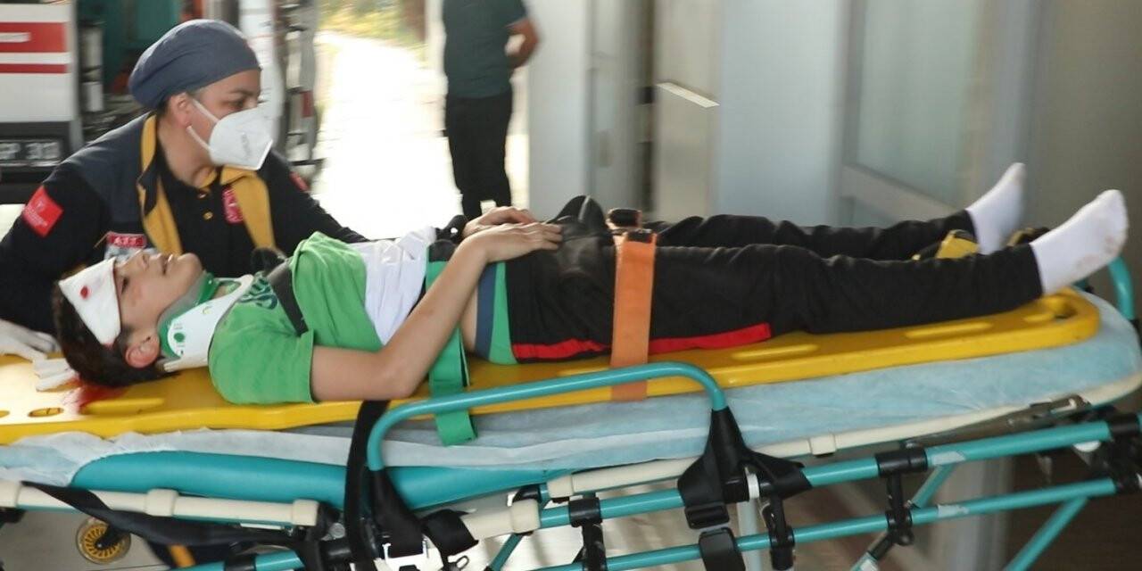 Evinin terasından beton zemine düşen çocuk ağır yaralandı