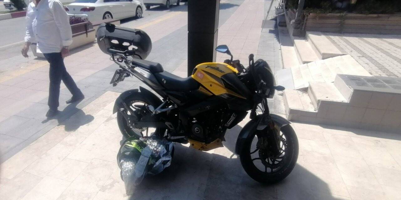 Seyir halinde otomobile temas eden motosiklet, yolda sürüklenip refüje çıktı: 1 yaralı