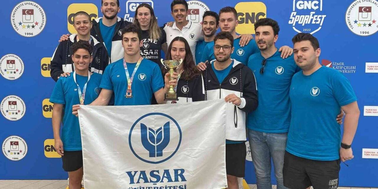 Yaşar Üniversitesi öğrencileri yüzmede dereceleri topladı