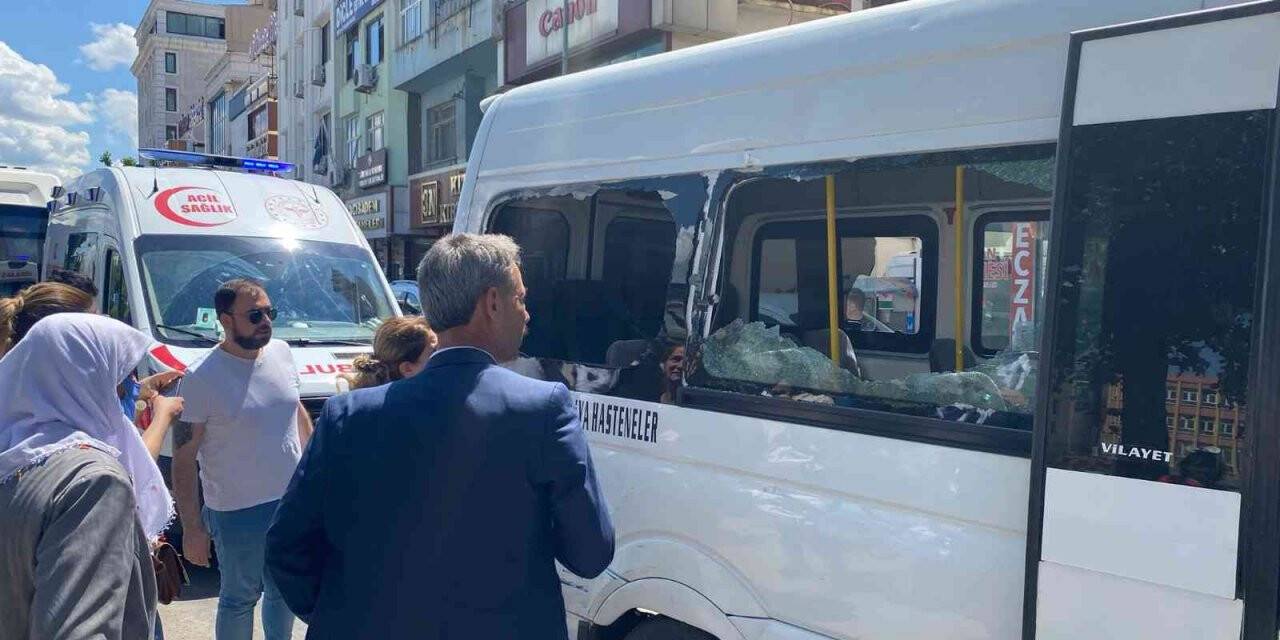 Otobüsü sıkıştırdı, patlayan camlarla iki yolcu yaralandı