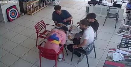 Arkadaşının heimlich manevrası hayata döndürdü