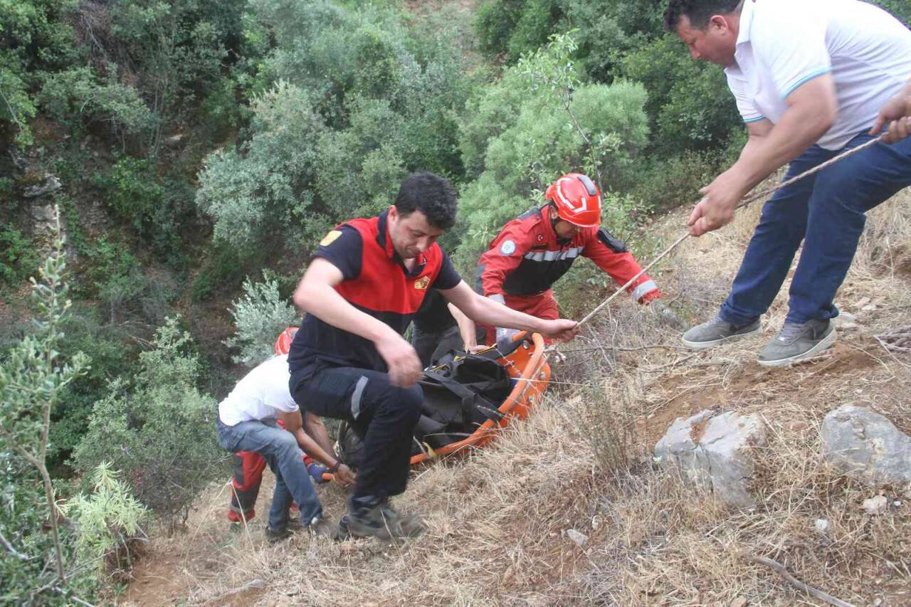 Traktör uçuruma devrildi sahibi altında kaldı