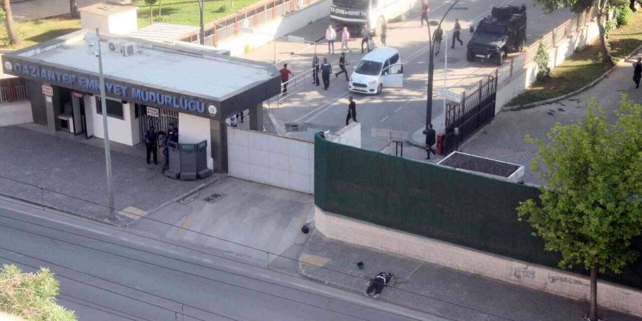 Bomba imha ekipleri şahsın üzerinde bomba araması yapıyor