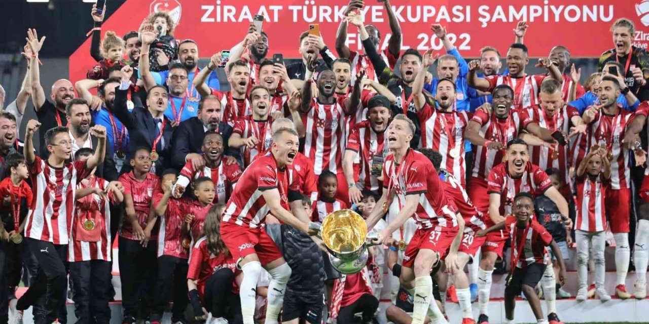 Bakan Kasapoğlu’ndan Sivasspor için tebrik mesajı