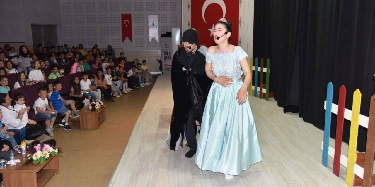 Kartepe’de minikler "Şaşkın Korsan" oyunuyla eğlendi