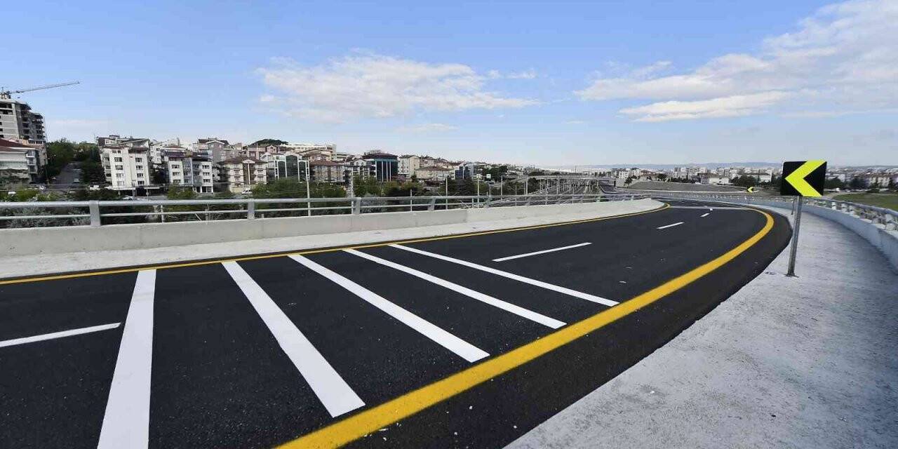 İstasyon Caddesi’nin 25 yıllık trafik çilesi sona erdi