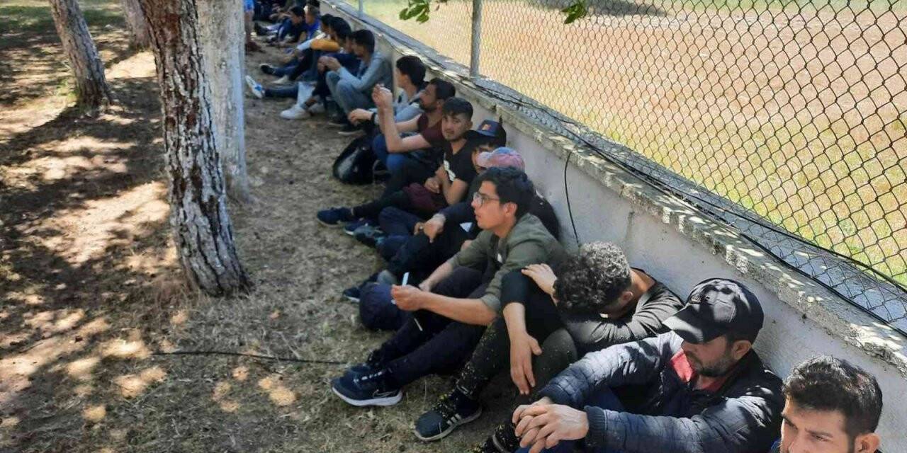 İzmir’de 237 düzensiz göçmen ile 10 insan kaçakçısı yakalandı