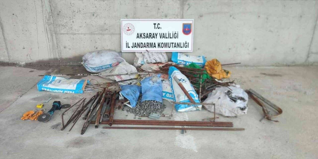 Karayolundaki korkulukları çalan hırsız yakalandı