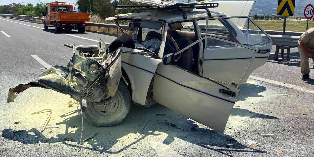 Bariyere çarpan otomobil hurdaya döndü