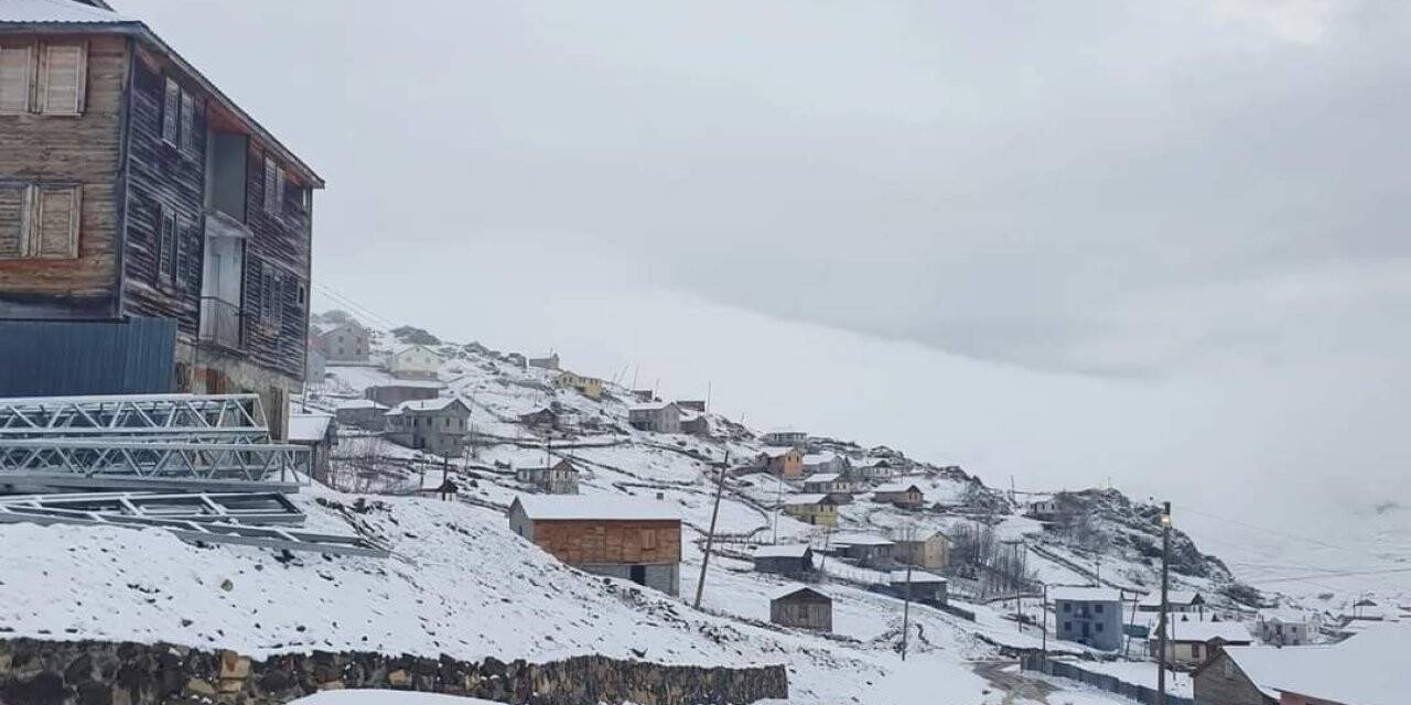 Trabzon’da Mayıs ayında yaylalarda kar yağışı devam ediyor