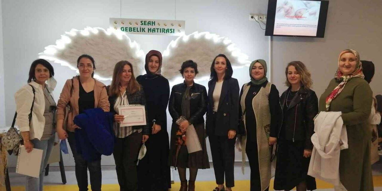 Bebek dostu sağlık çalışanları sertifikalarını alıyor