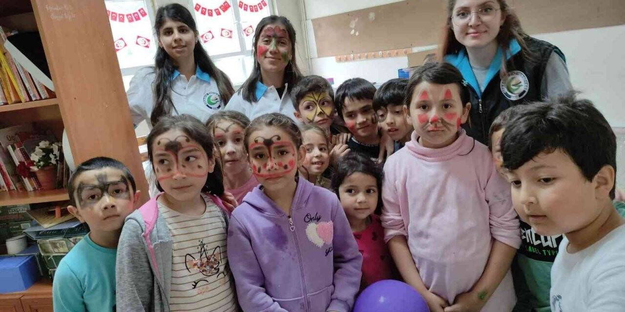 Üniversiteliler kendi harçlıklarıyla okul boyadı