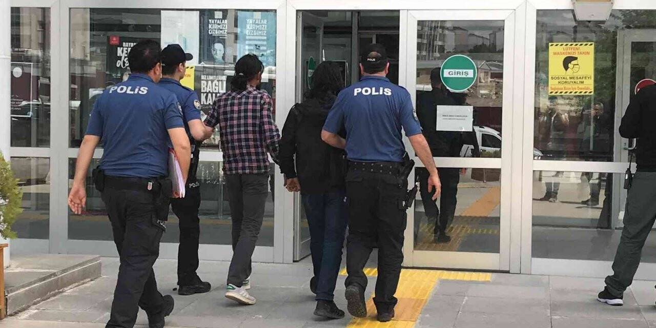 Otomobil çalan hırsızlar, kendilerini görüntüleyen gazetecileri tehdit etti