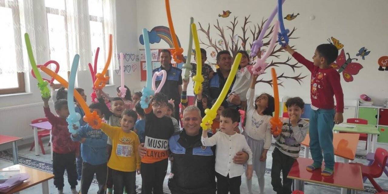 Polisten öğrencilere hediye