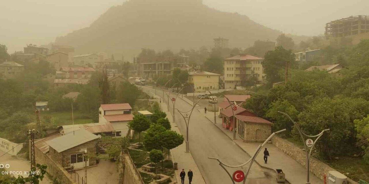 Hakkari’yi toz bulutu sardı