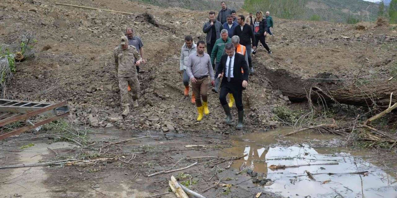 Erzurum’da heyelan nedeniyle 10 ev boşaltıldı, mezarlar tahrip oldu