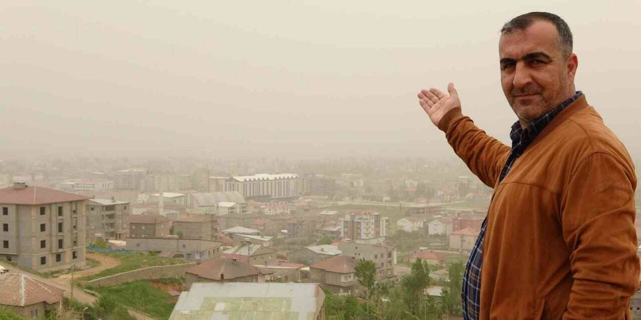 Yüksekova’da toz bulutu nedeniyle göz gözü görmüyor