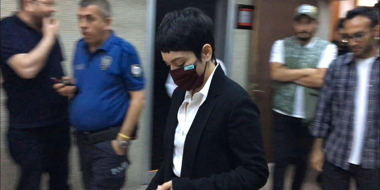 Ezgi Mola, hakaret suçundan yargılandığı davada 6 bin 960 TL para cezasına çarptırıldı