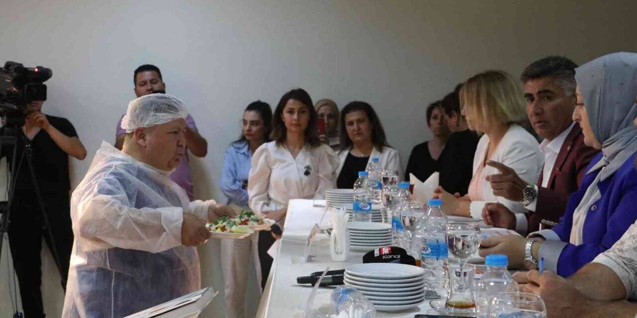 Antalya’da en iyi piyazı yapma yarışması renkli görüntülere sahne oldu