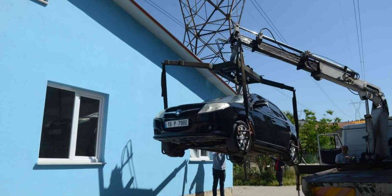 Otomobilini evin önüne park ederek yıkımı engellemek istedi